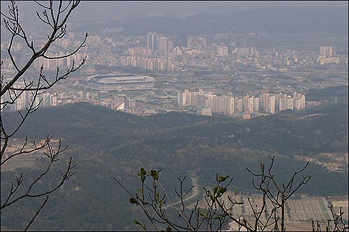 갑하산 가는 길에 내려다 본 대전 시가지. 완쪽에 월드컵 경기장이 보입니다. 